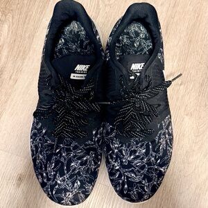 Women’s 8.5 Nike Black and White Sneakers